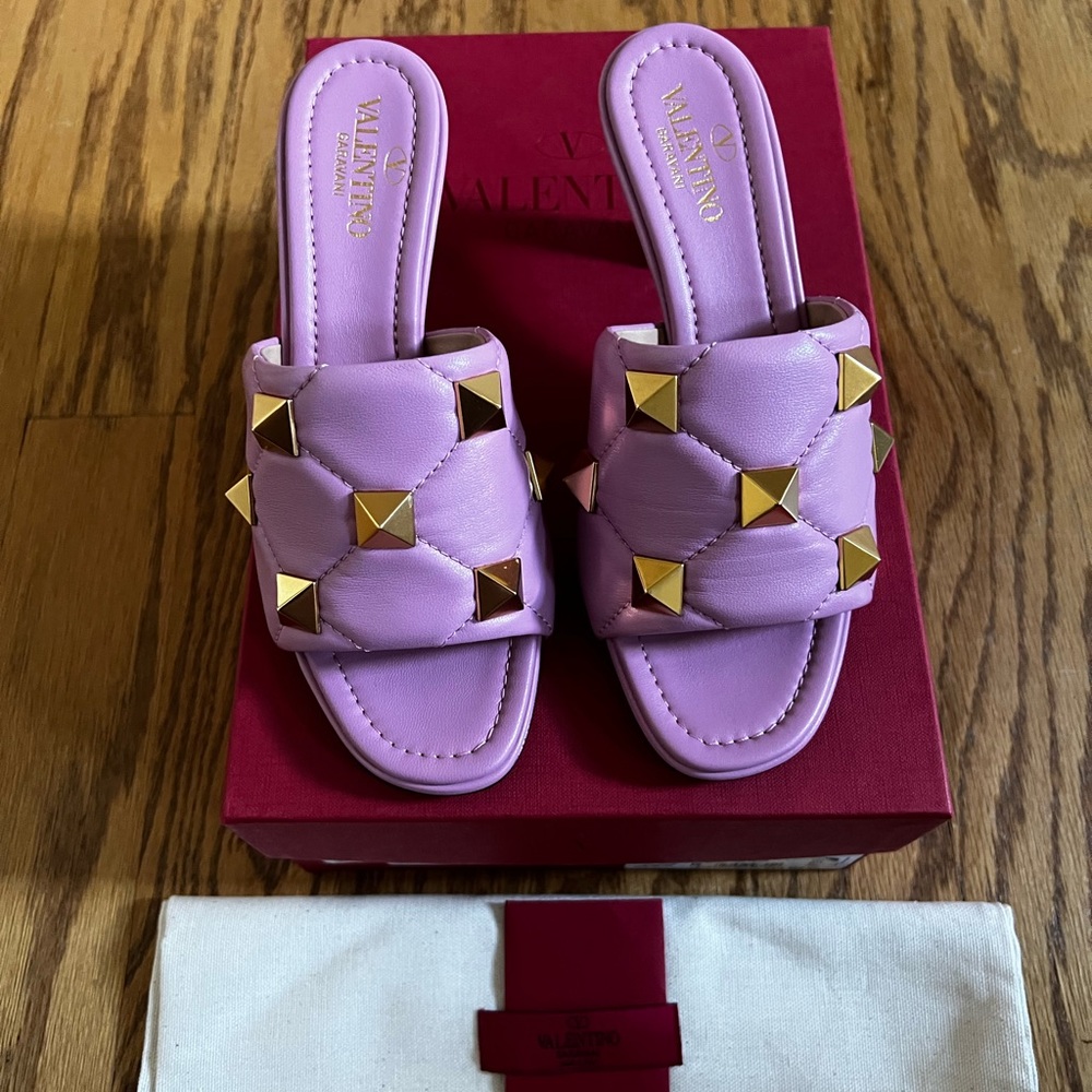 😊SOLD😊Valentino Garavani Roman Stud Quilted Napa Slide Sandals in 36 - Picture 10 of 15